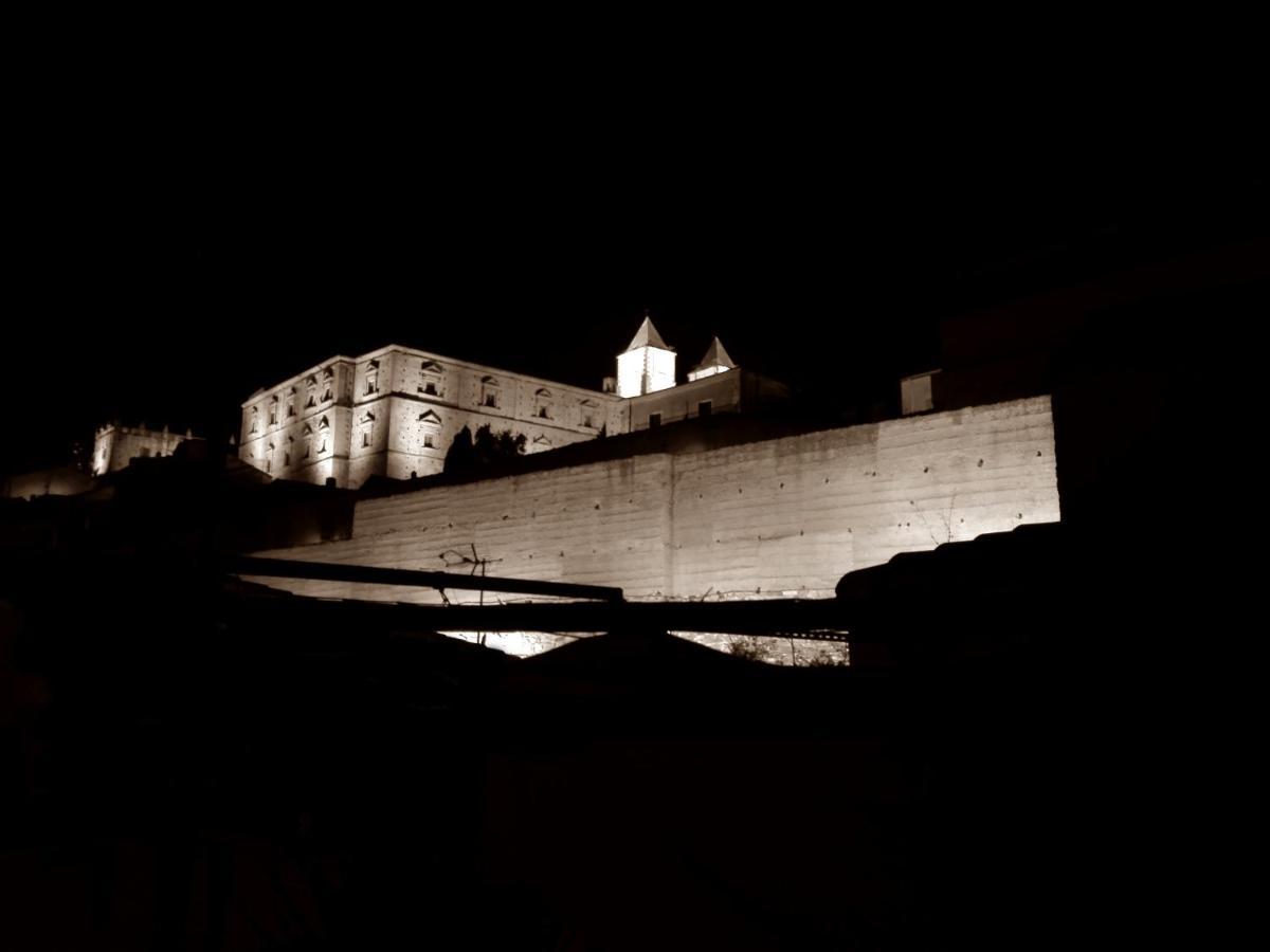 Apartamento Turístico MURALLA DE CÁCERES Esterno foto