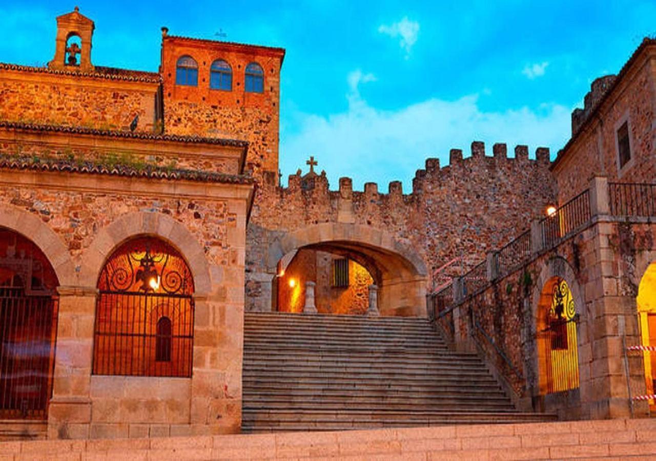 Apartamento Turístico MURALLA DE CÁCERES Esterno foto