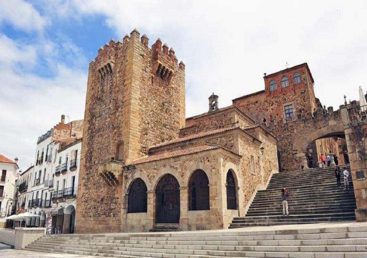 Apartamento Turístico MURALLA DE CÁCERES Esterno foto